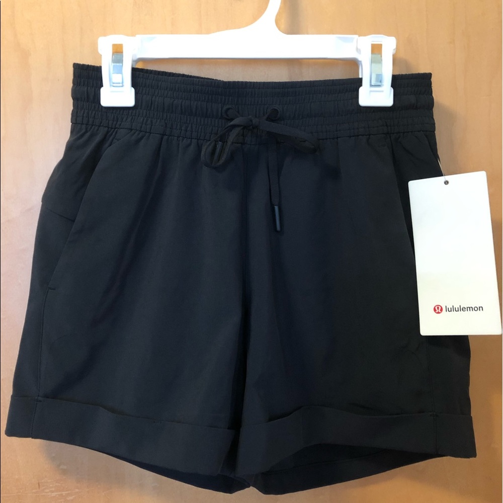 Lululemon black spring break away shorts size 2